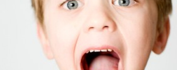 Причины неприятного запаха изо рта у ребенка