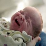 Проявление жизни у новорожденного ребенка