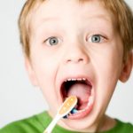 Причины неприятного запаха изо рта у ребенка